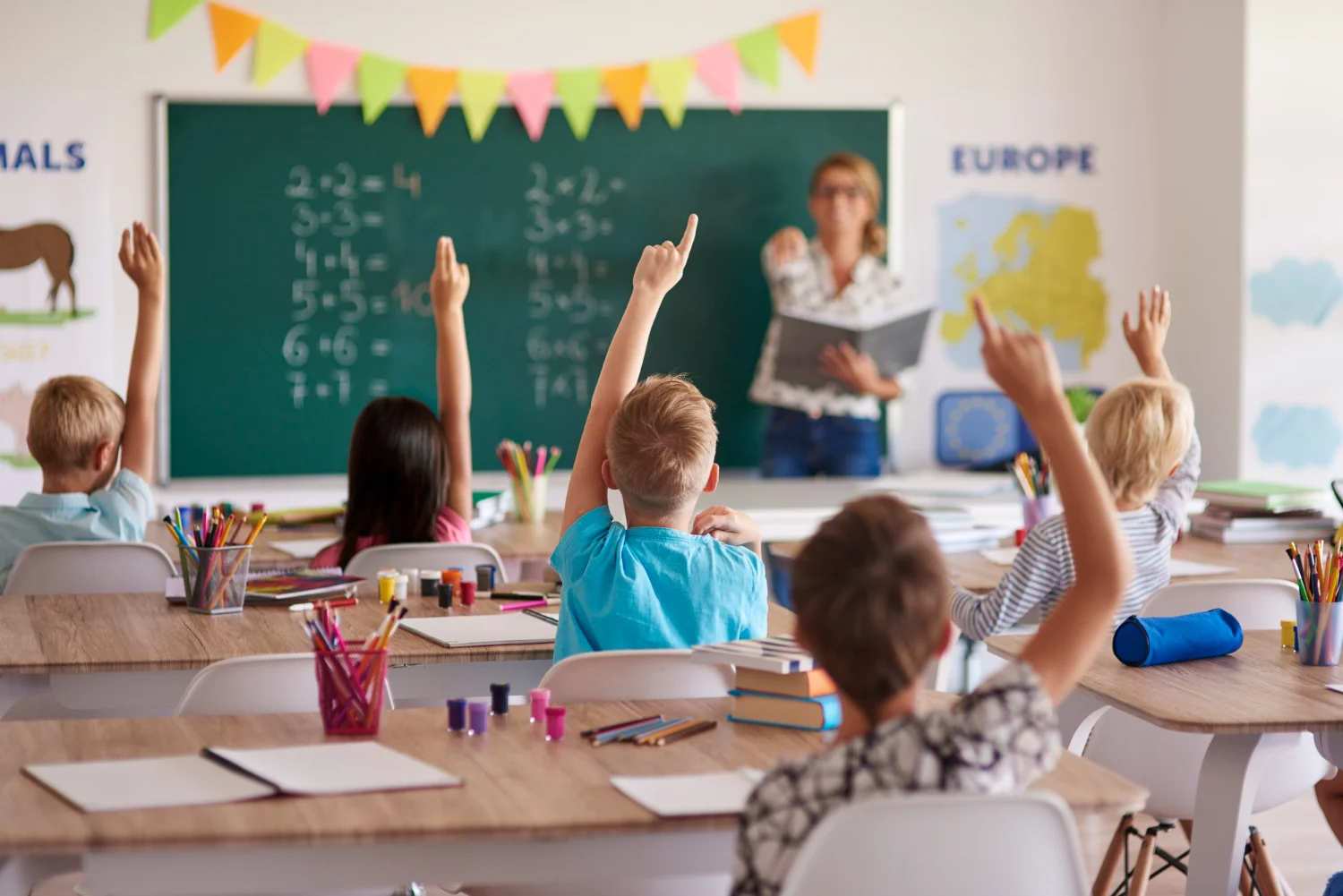 Niños respondiéndole a la maestra